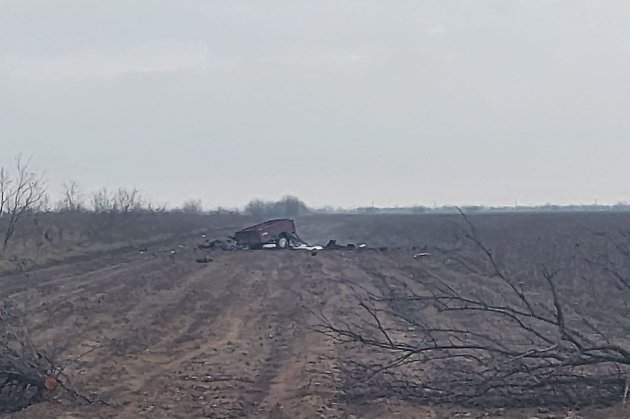 На Херсонщині автомобіль підірвався на міні: двоє людей загинули (фото)