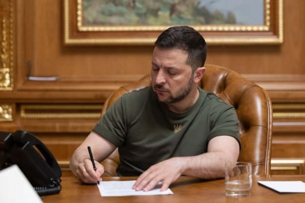 Зеленський підписав закони про продовження мобілізації та воєнного стану