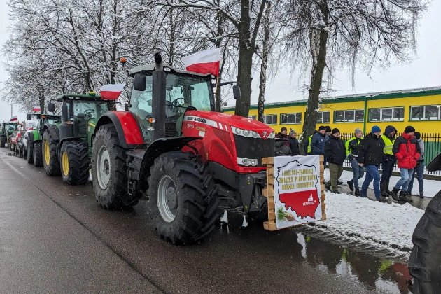 Польські фермери на частині пунктів пропуску заблокували рух усіх видів транспорту — ДПСУ