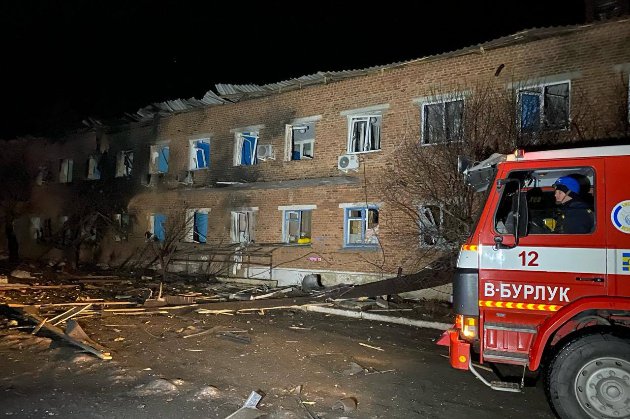 Росіяни вдарили керованими авіабомбами по лікарні на Харківщині (фото)