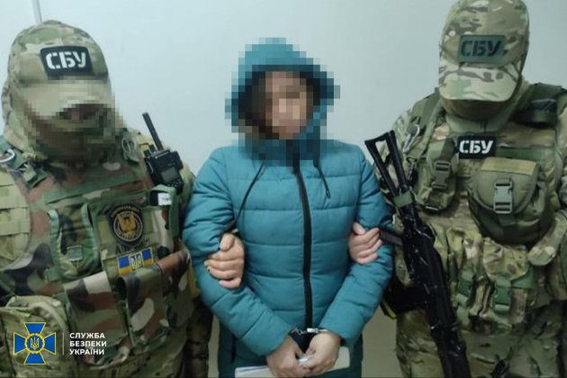 СБУ затримала агентку рф, яка палила енергооб’єкти «Укрзалізниці» та готувала схованки зі зброєю для терактів