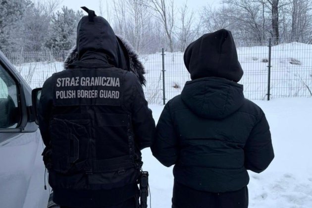 У Польщі затримали вісьмох осіб за «повітряну» контрабанду сигарет з Білорусі