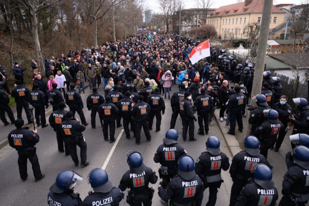 В кількох містах Німеччини «коронаскептики» зібралися на протести