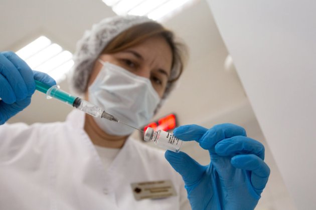 Регулятор ЄС визнав вакцину AstraZeneca безпечною для подальшого використання