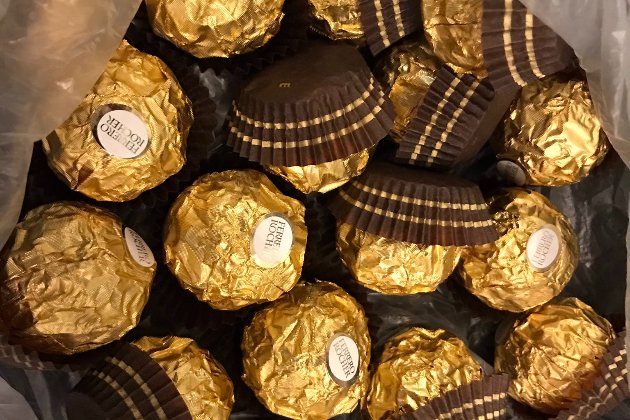 Послу Британії в Україні підкинули під поріг італійські шоколадки в кульочку