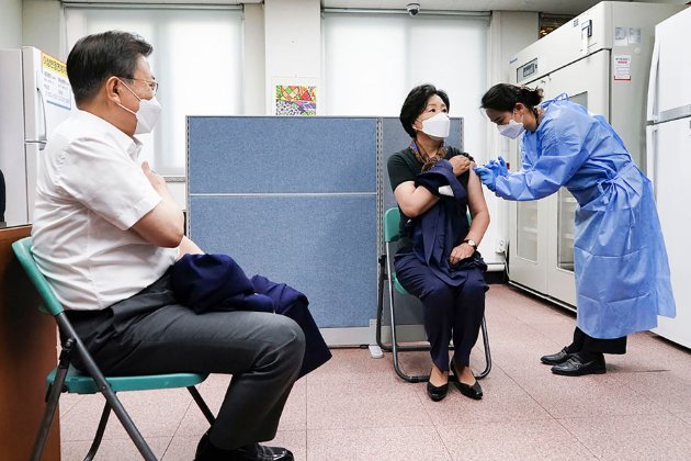 Президент Південної Кореї щепився вакциною AstraZeneca