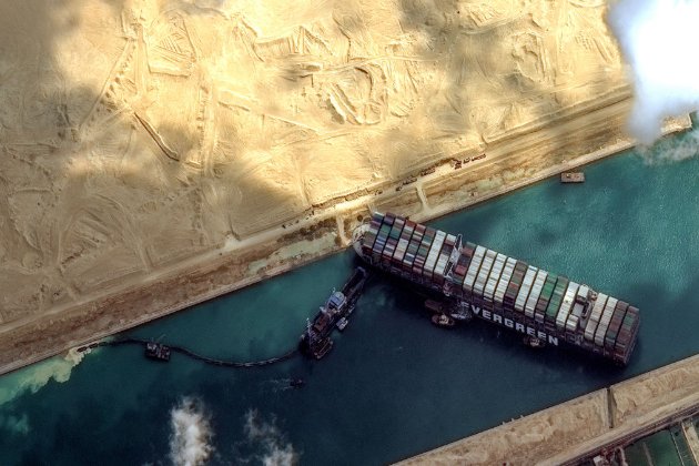 Новина про жінку-капітана корабля, що перекрив Суецький канал, виявилась фейком