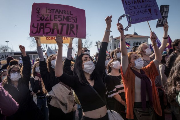 «Катастрофа для мільйонів». Турчанки вийшли на протест за Стамбульську конвенцію