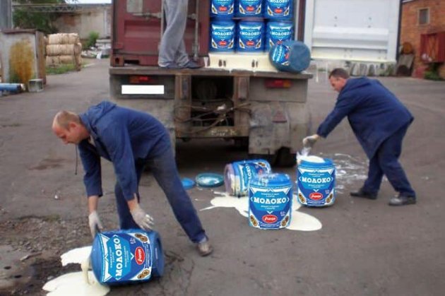 У «Київавтодорі» придбали більше 1 тис. банок згущеного молока для «боротьби з ямами»