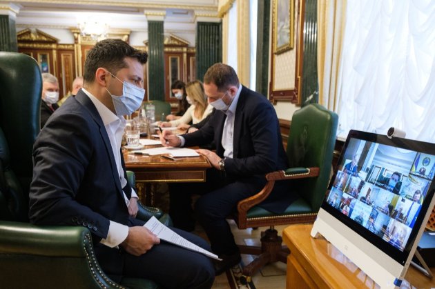 Зеленський просить у міністрів розробити систему «паспортів вакцинації», як у ЄС