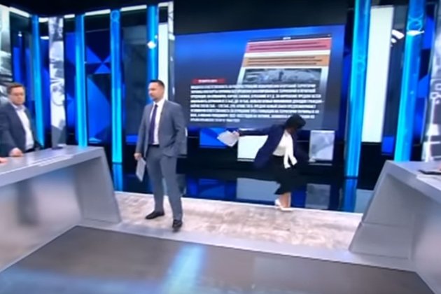 Пропагандистка «Першого каналу» зламала руку під час прямого ефіру, присвяченого Криму (відео)