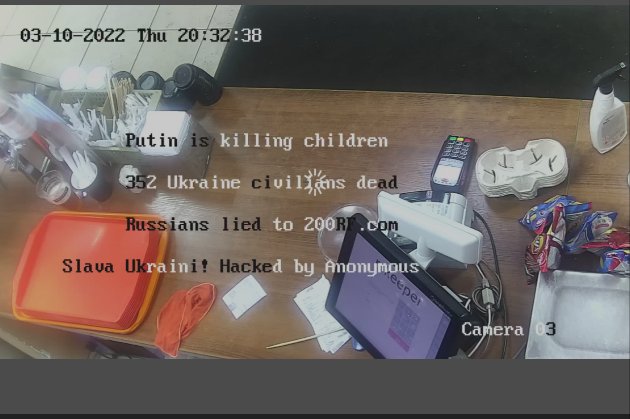 Anonymous зламали 400 російських камер спостереження і наклали текст про війну в Україні