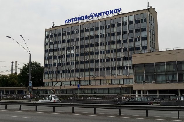 У Києві окупанти обстріляли багатоповерхівку та завод «Антонов»