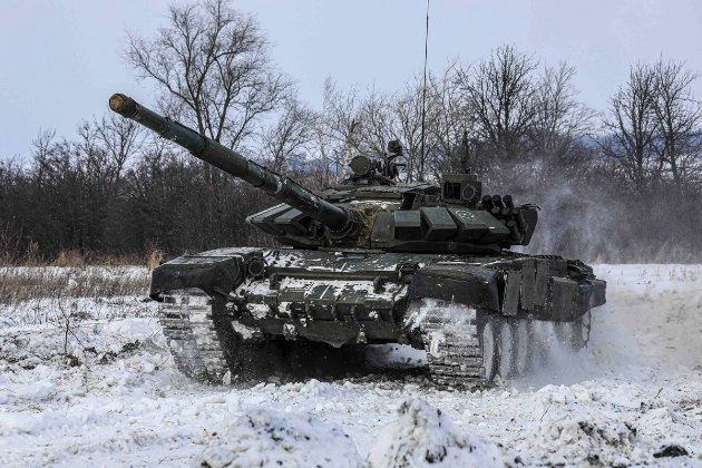 Російські окупанти розстріляли авто з працівниками «‎Укрпошти» та переїхали його танком