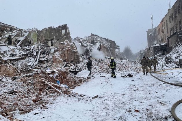 Ворожий літак скинув бомби на військове містечко у Харкові