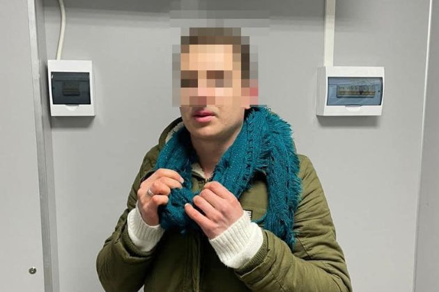 Прикордонники затримали чоловіка у жіночому вбранні, який намагався залишити країну (фото)