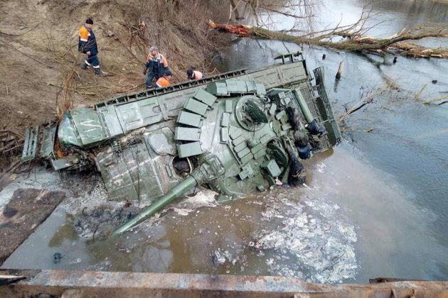 Підводний трофей. Військові витягли з річки затонулий російський танк (фото)