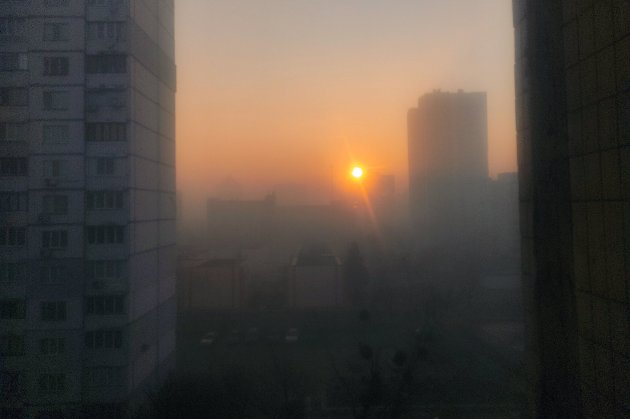 Київ затягнуло їдким димом. Жителів просять зайвий раз не виходити з дому (фото)