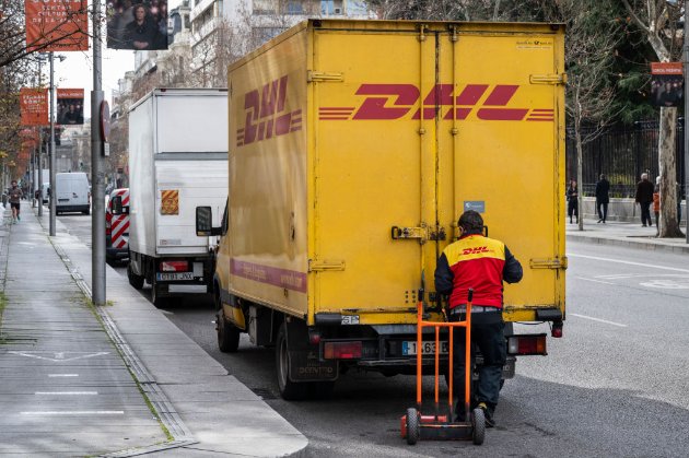 Поштова компанія DHL вирішила приховано відновити бізнес з росією — Дубілет
