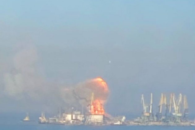 У порту Бердянська знищено десантний корабель ворога (фото, відео)