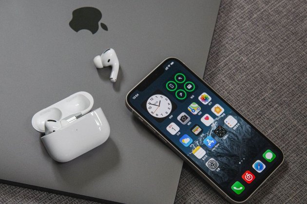 Apple скоротить виробництво iPhone та AirPods через війну в Україні