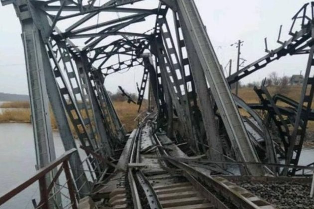 У Запорізькій області окупанти зруйнували залізничний міст
