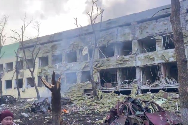 Російські окупанти розбомбили лікарню та пологовий будинок у Маріуполі (фото, відео)