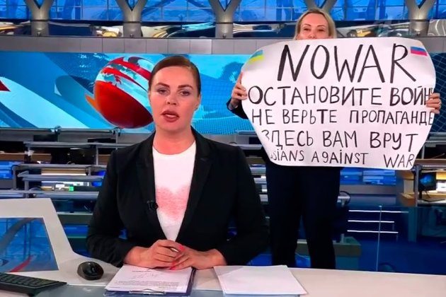 Редактора російського «Першого каналу», яка увірвалася в ефір з плакатом «Ні війні», оштрафували на 30 тис. рублів