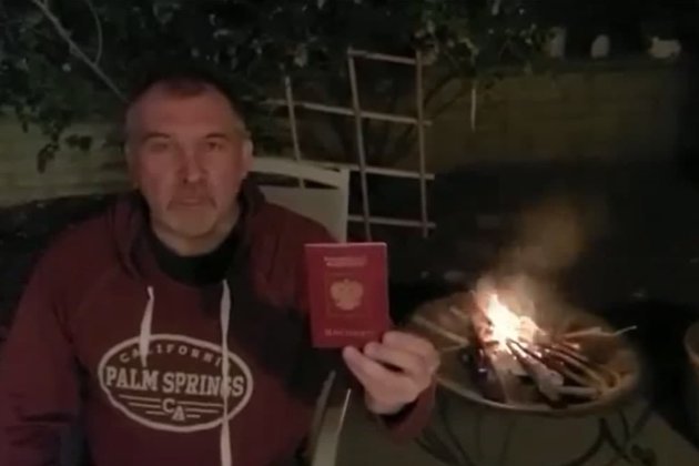 «Спалю Путіна і російський уряд разом з ним». Росіянин із США спалив паспорт громадянина РФ