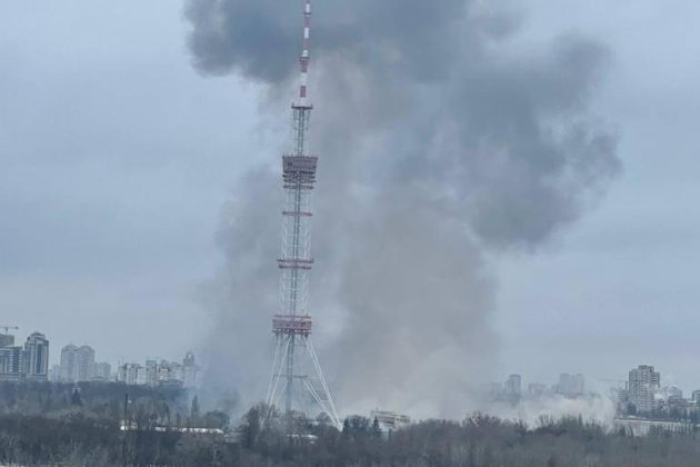 Російські окупанти обстрілюють київську телевежу