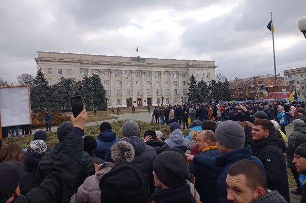 Жителі Херсона вийшли на акцію протесту перед російськими окупантами (відео)