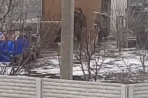 На Херсонщині російські окупанти обкрадають місцевих та бігають за курми (відео)