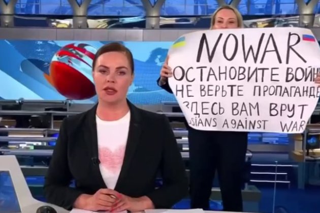 В ефір російського телеканалу увірвалася жінка з антивоєнним плакатом (відео)