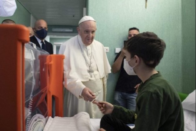 Папа Римський відвідав українських дітей-біженців у ватиканській лікарні (фото)