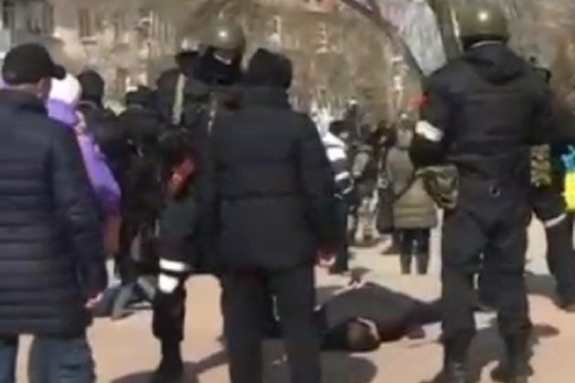 У Бердянську били та затримували людей, які вийшли на акцію проти окупантів (відео)