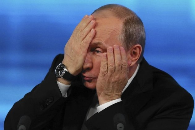 Фейковий мікрофон і жінки. Путіну «домалювали» масовку під час виступу (відео)