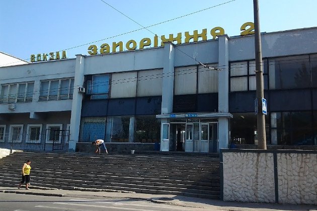 Окупанти обстріляли залізничний вокзал і ботанічний сад в Запоріжжі