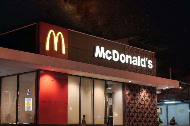 ЗМІ повідомляють, що McDonald's закриває ресторани в Росії. KFC поки призупиняє інвестиції