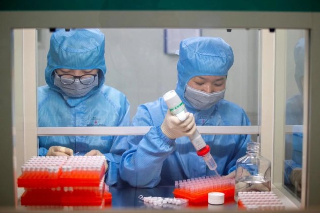 Пандемію COVID-19, імовірно, спричинив витік з лабораторії в Китаї — голова ФБР