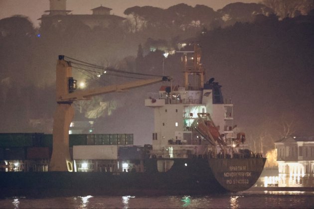 Російське судно з, імовірно, військовим вантажем пройшло через Босфор — ЗМІ (фото)