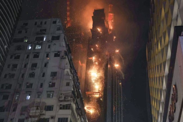 У Гонконзі загорівся недобудований 42-поверховий готель (фото, відео)