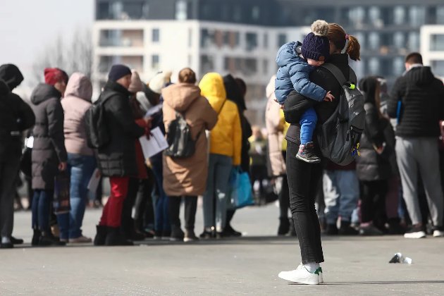 Майже у половини українців родичі виїжджали за кордон через війну — опитування