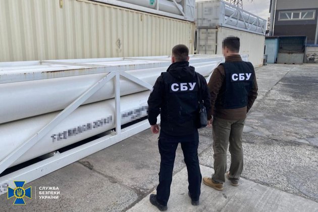 СБУ викрила компанію, яка постачала росії сировину для виготовлення лазерних прицілів (фото)