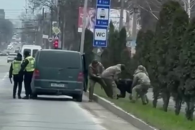 «Пасажири наздогнали втікача»: поліція Чернівців — про відео затримання військовими цивільного