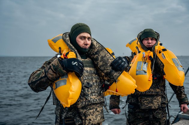 Витримує вагу військового та спорядження: Міноборони тестує «плавучі бронежилети» (фото)