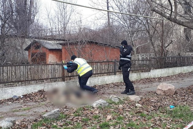 В Одеській області знайшли мертвого чоловіка у військовій формі: подробиці