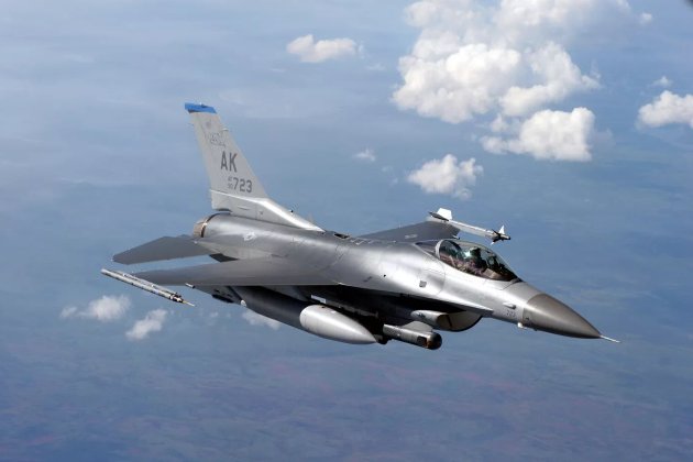 У Великій Британії 10 українських пілотів завершили базову програму навчання на F-16
