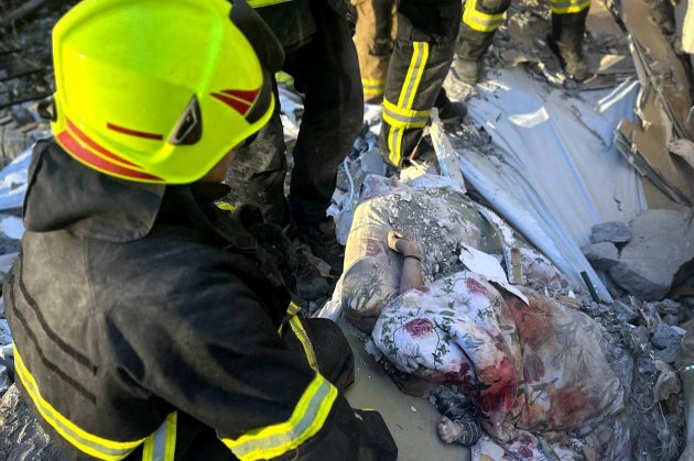 В Одесі з-під завалів дістали тіла матері та тримісячного немовляти