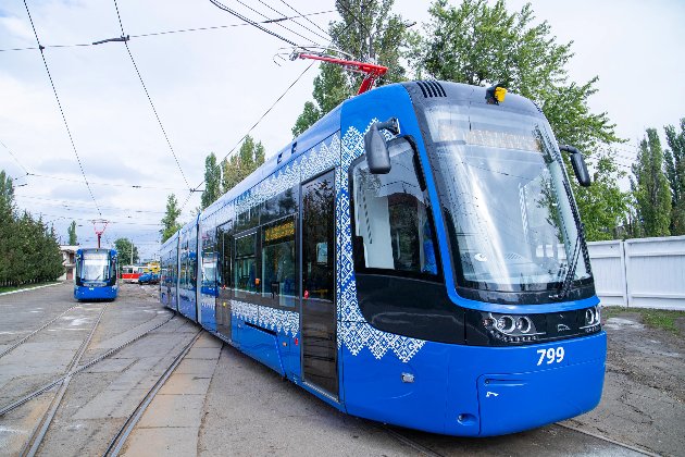 Київ відновлює рух трамваїв і тролейбусів на лівому березі