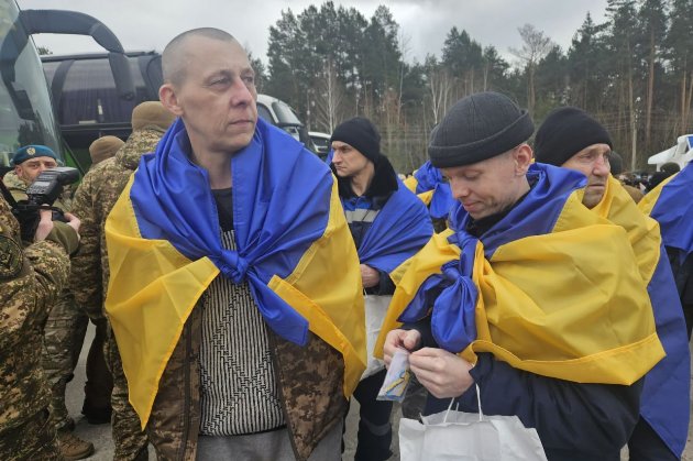 Між Україною і росією відбувся обмін полоненими у форматі «200 на 200» (фото)